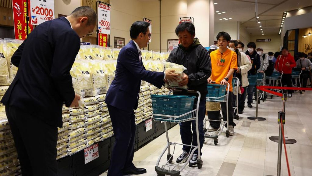 Antrean Panjang Demi Beras: Warga Jepang Berjuang untuk Kebutuhan Pokok yang Terjangkau